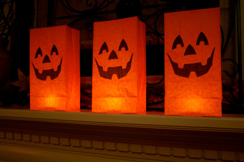 Fun and easy Halloween Spooky Mantel.