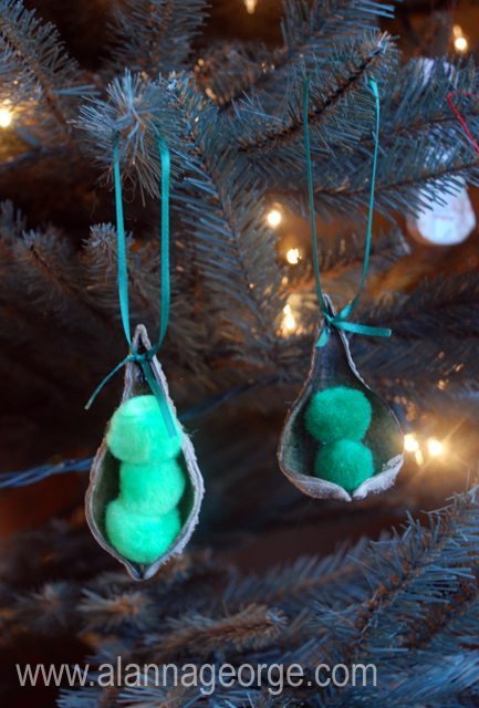 05 - Just Us Four - Pea Pod Ornament