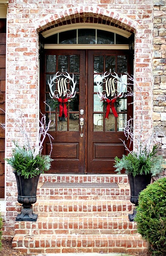 Christmas-Door-Wreaths-at-refreshrestyle.com_