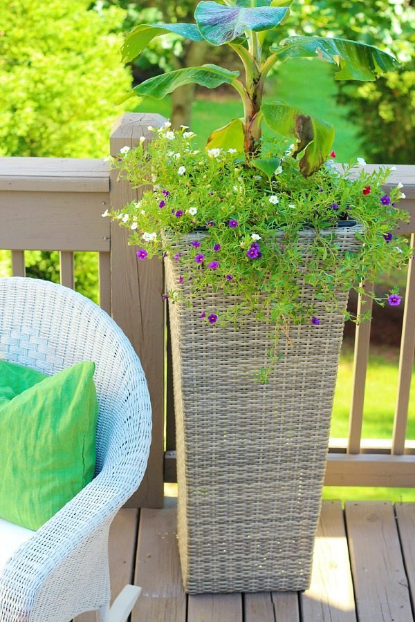 Refreshing the deck with large planters - spray painting wicker with HomeRight Finish Max