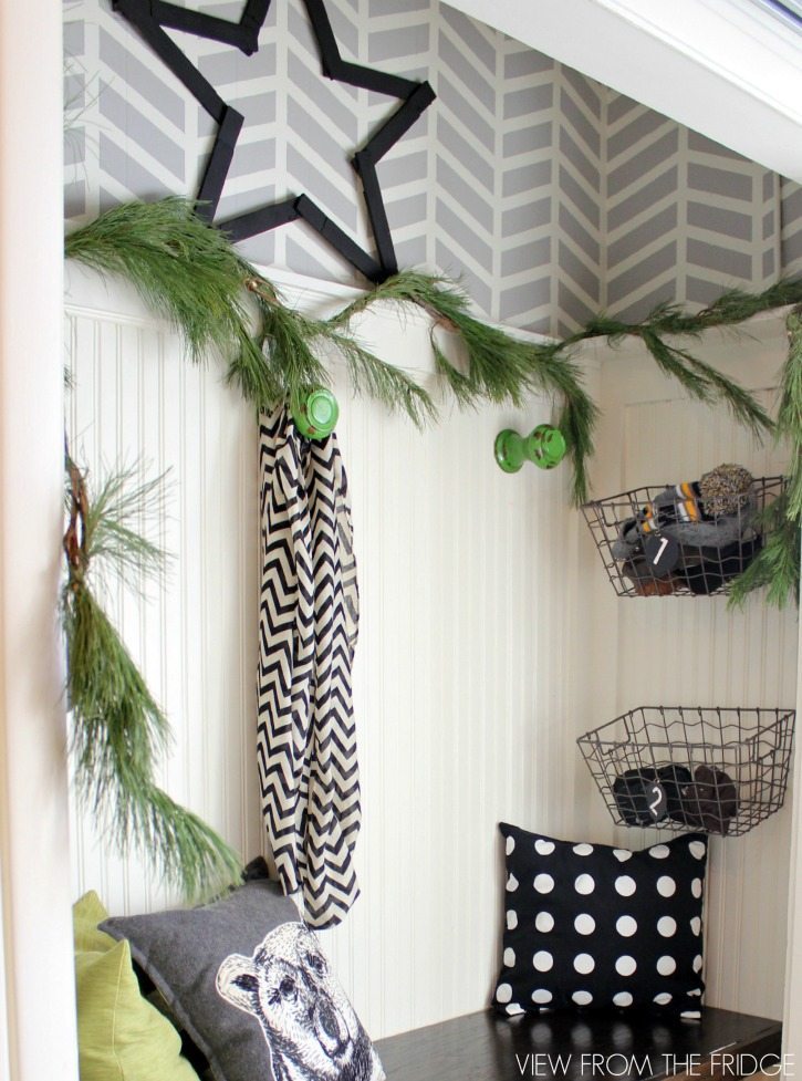 Black-White-Green-Modern-Christmas-Home-Tour-entry6