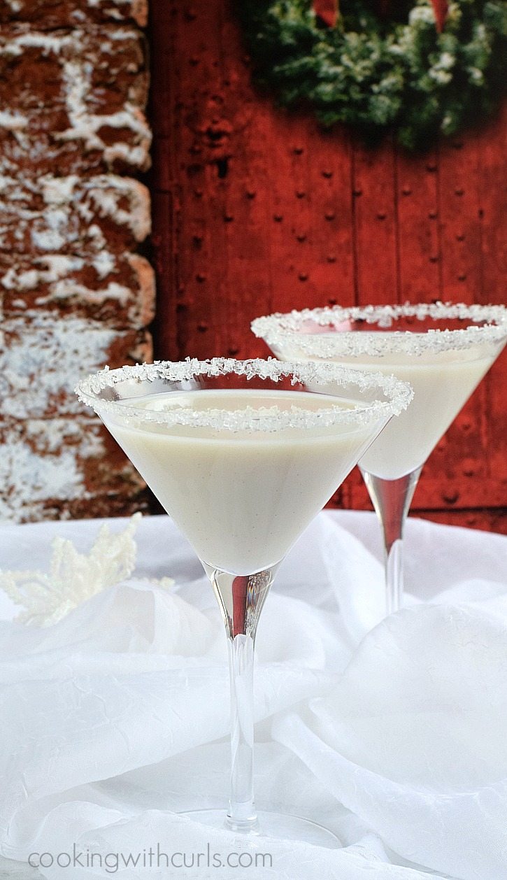 Celebrate-the-season-with-a-creamy-Snowflake-Martini-cookingwithcurls.com_