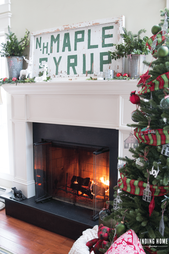 Vintage Christmas-Mantel-Vintage-Sign