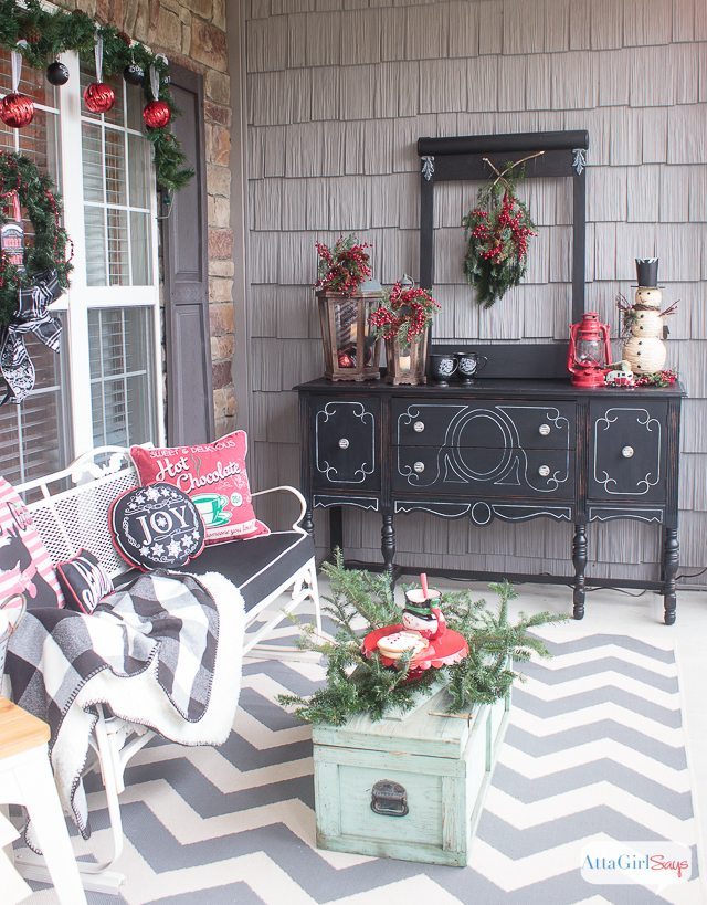 schoolhouse-inspired-vintage-Christmas-decorations-