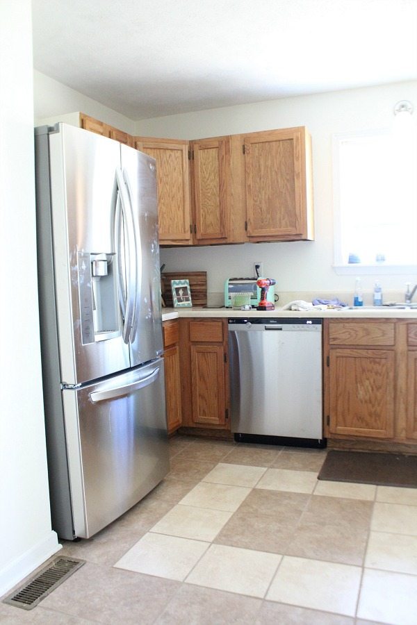 Makeover Cottage - Kitchen cabinet - how to paint - color SW Dover White