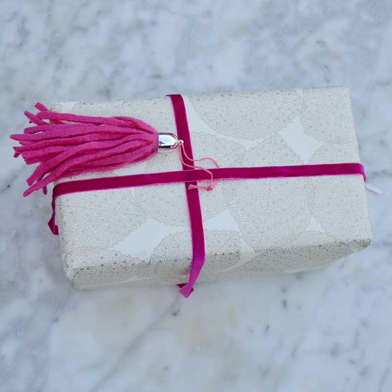 DIy-felt-tassel-present-topper