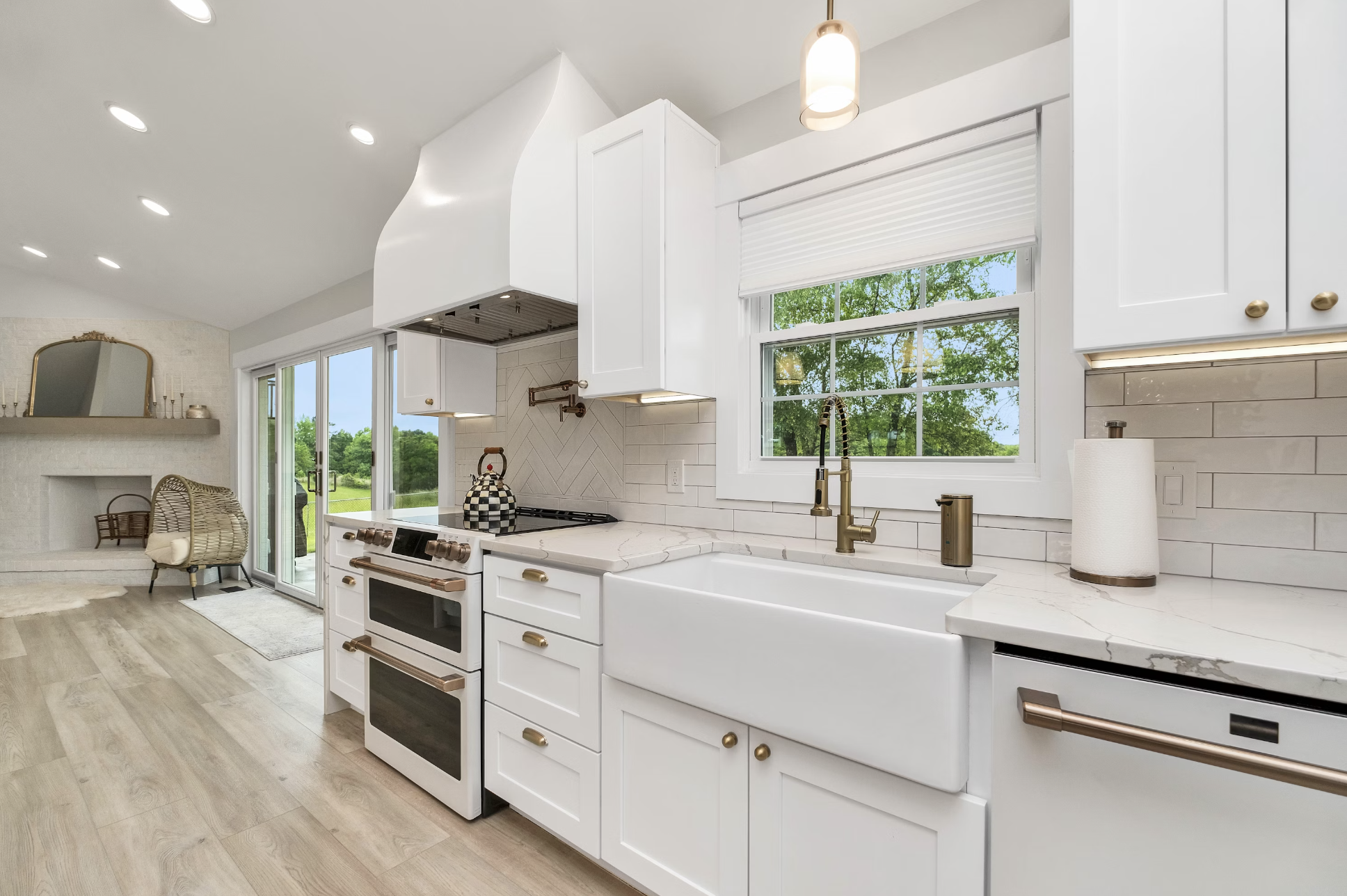 7 Backsplash Ideas for White Kitchen Cabinets to Elevate Your Space